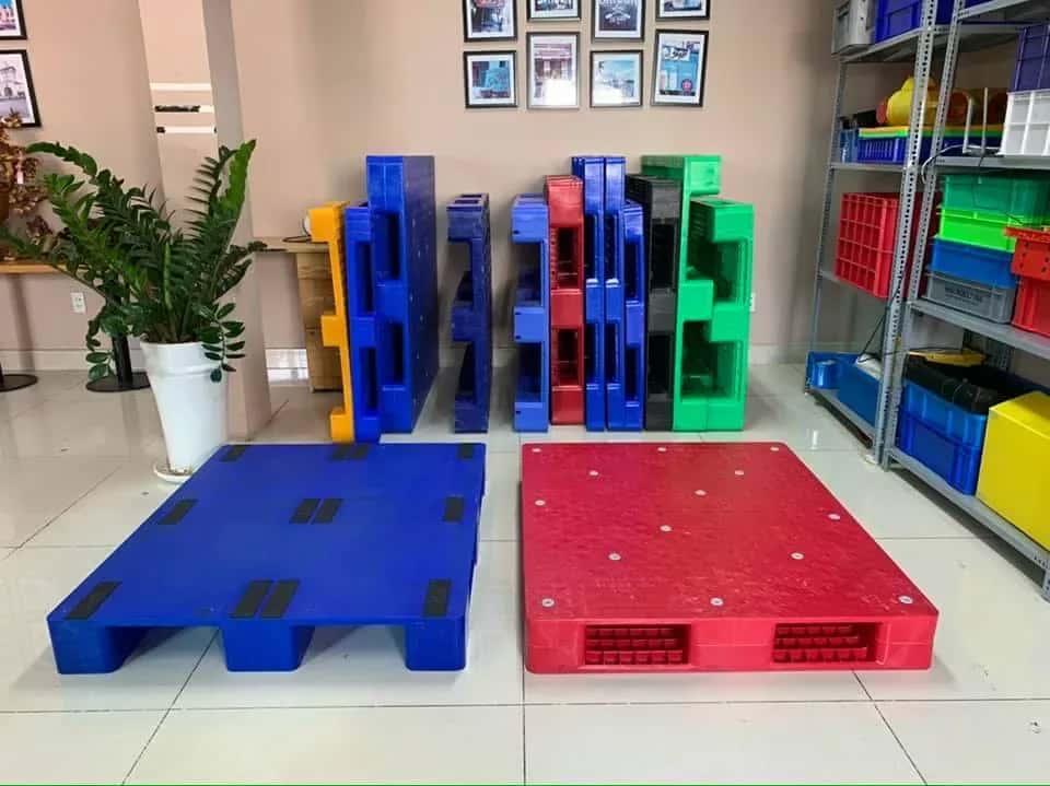 Kệ nhựa kê hàng: chọn loại nào cho kho xưởng, loại nào chịu được tải