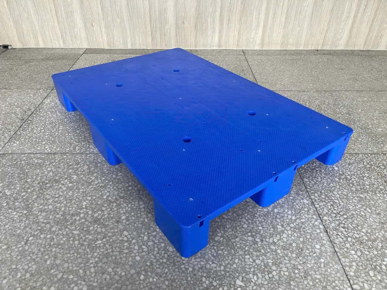 Plastic Pallet with 9 Feet