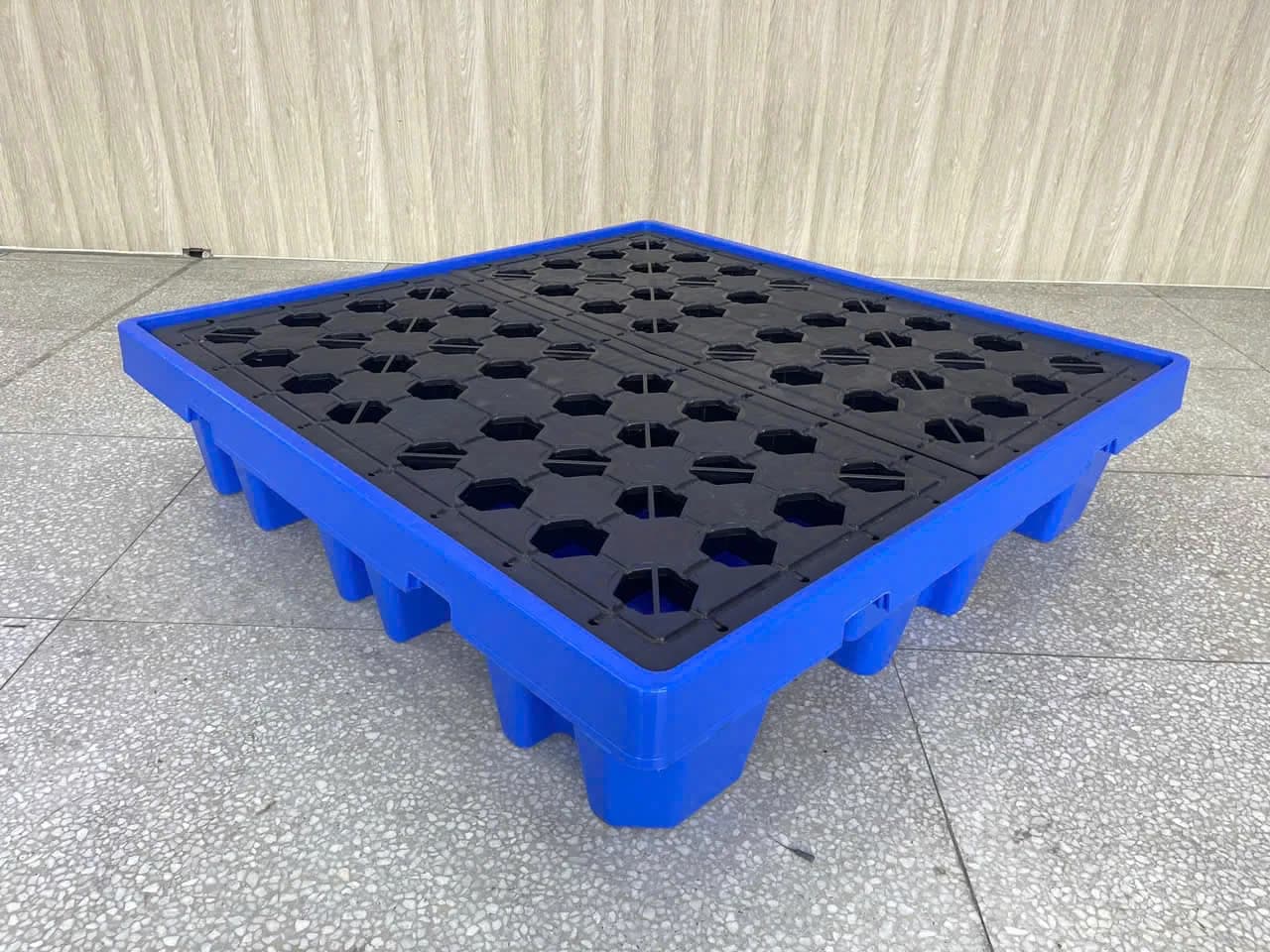 Pallet Nhựa Chống Tràn Dầu-4