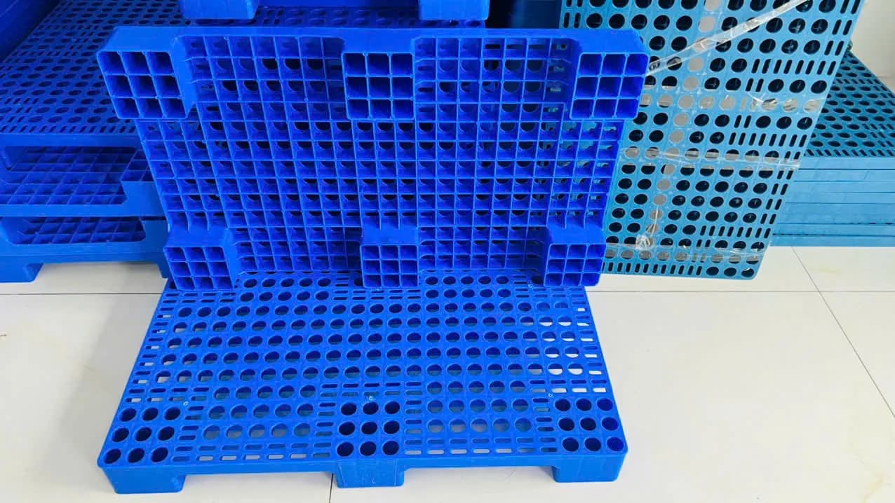 Pallet Nhựa Có Chân Mặt Lỗ-3