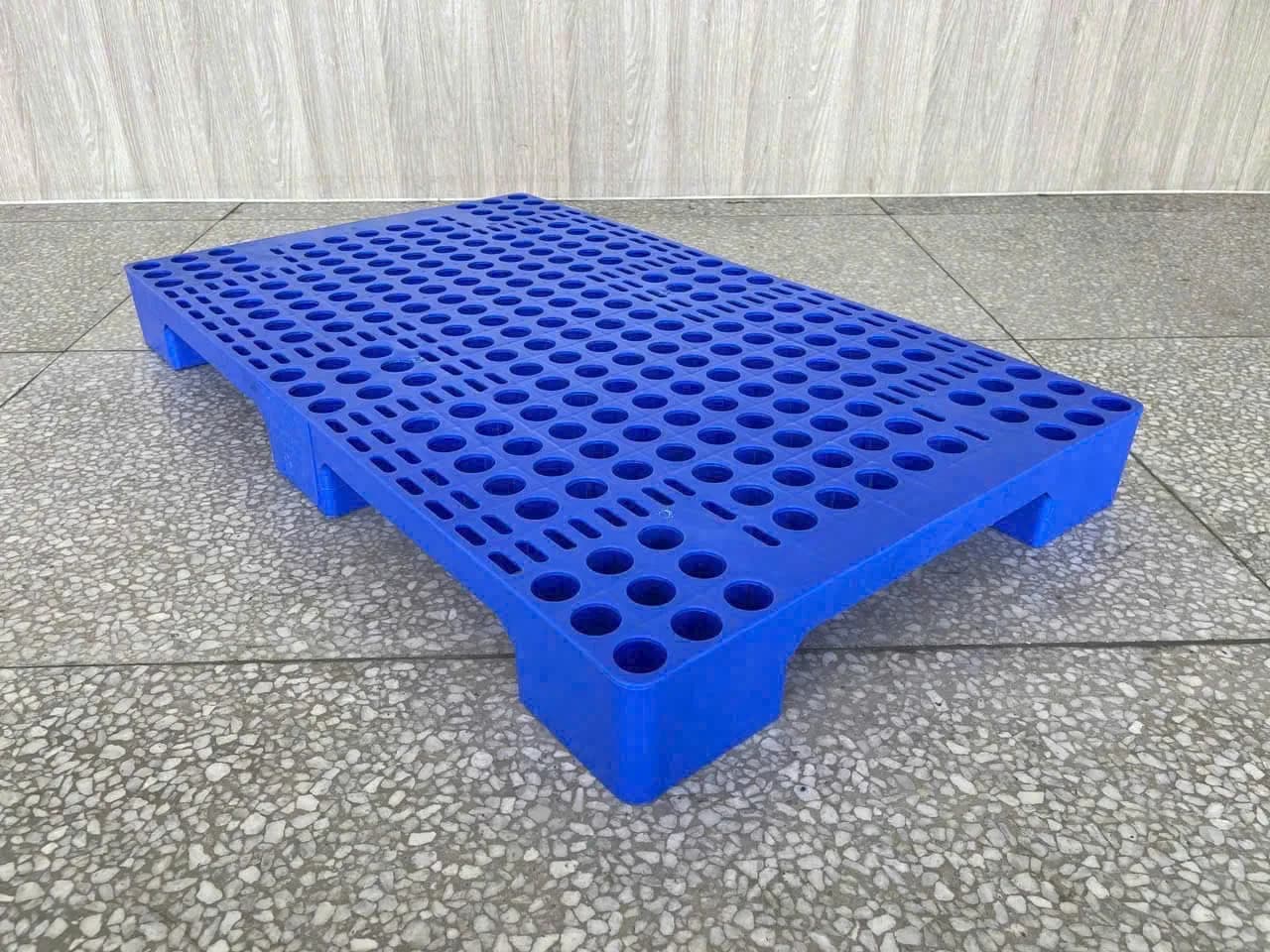 Pallet Nhựa Có Chân Mặt Lỗ-2