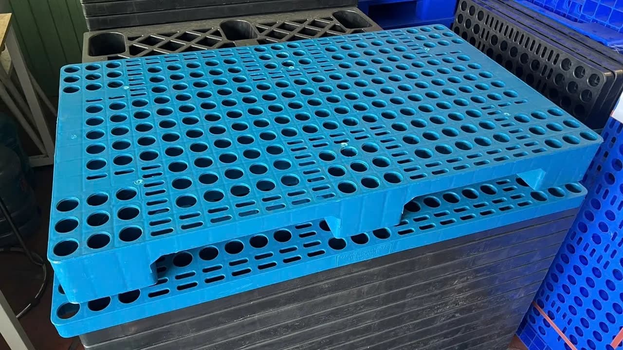 Pallet Nhựa Có Chân Mặt Lỗ-4