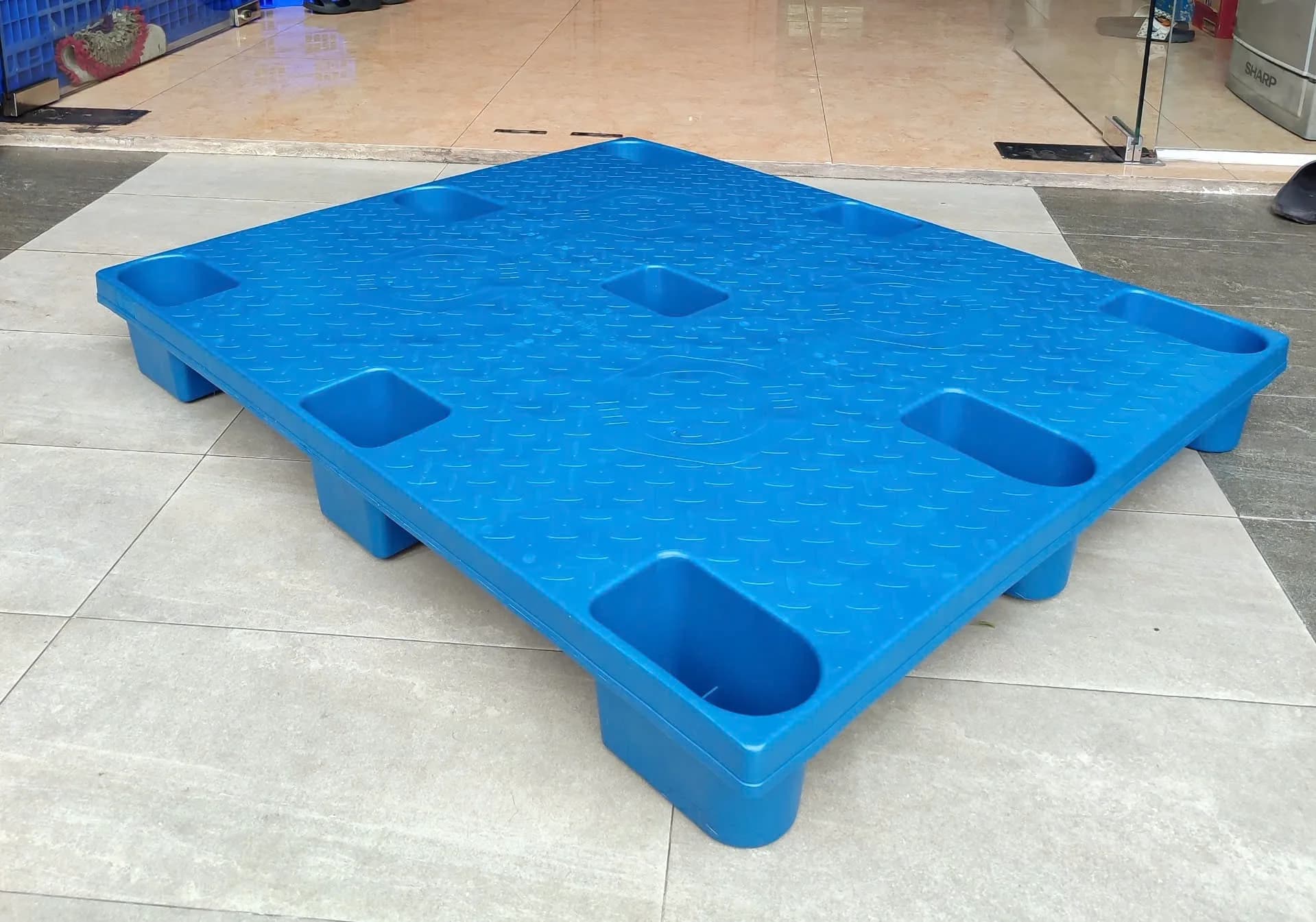 Pallet Nhựa Chân Cốc Mặt Bít-3