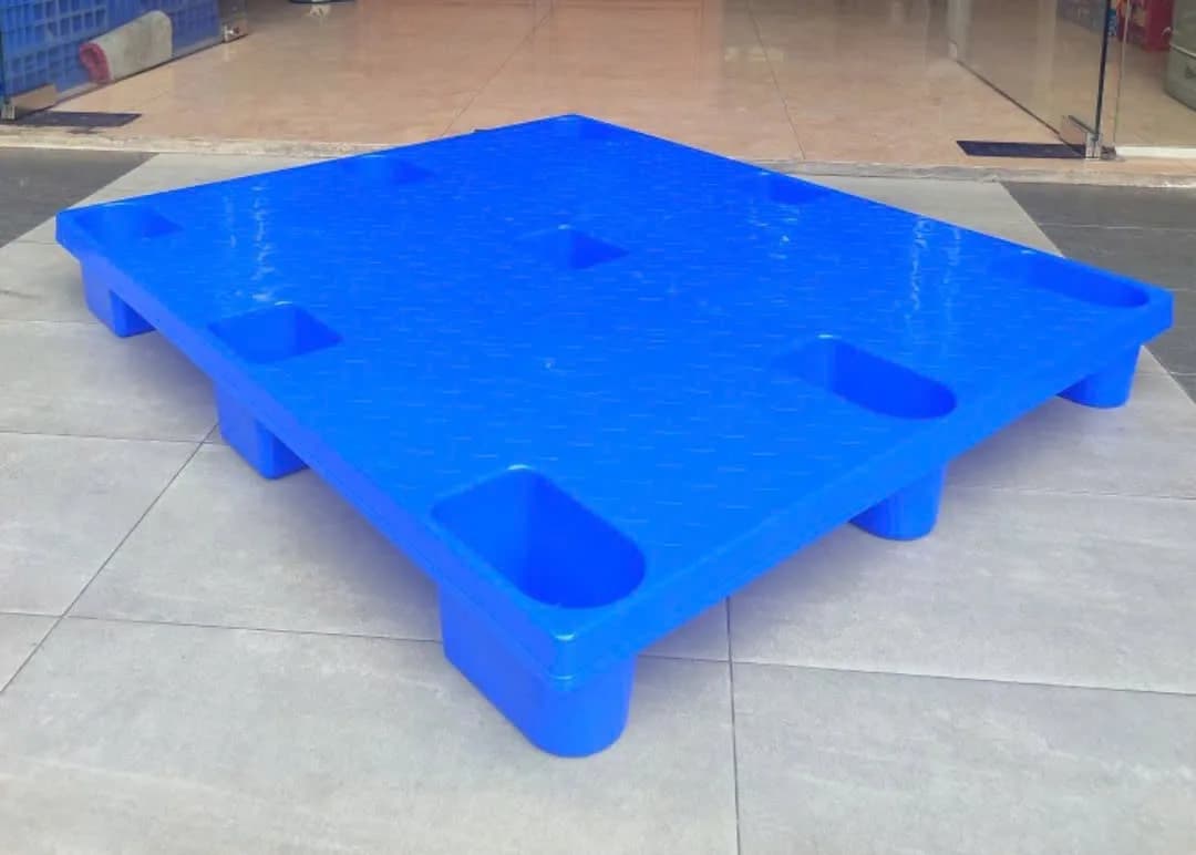 Pallet Nhựa Chân Cốc Mặt Bít